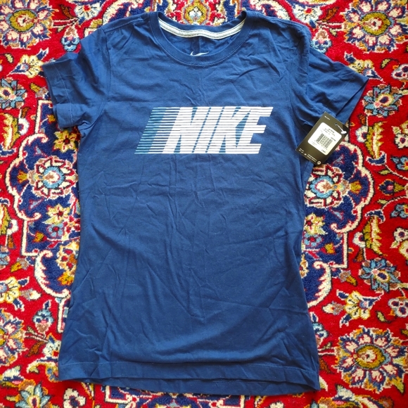 Nike Tops - NWT Nike T-shirt